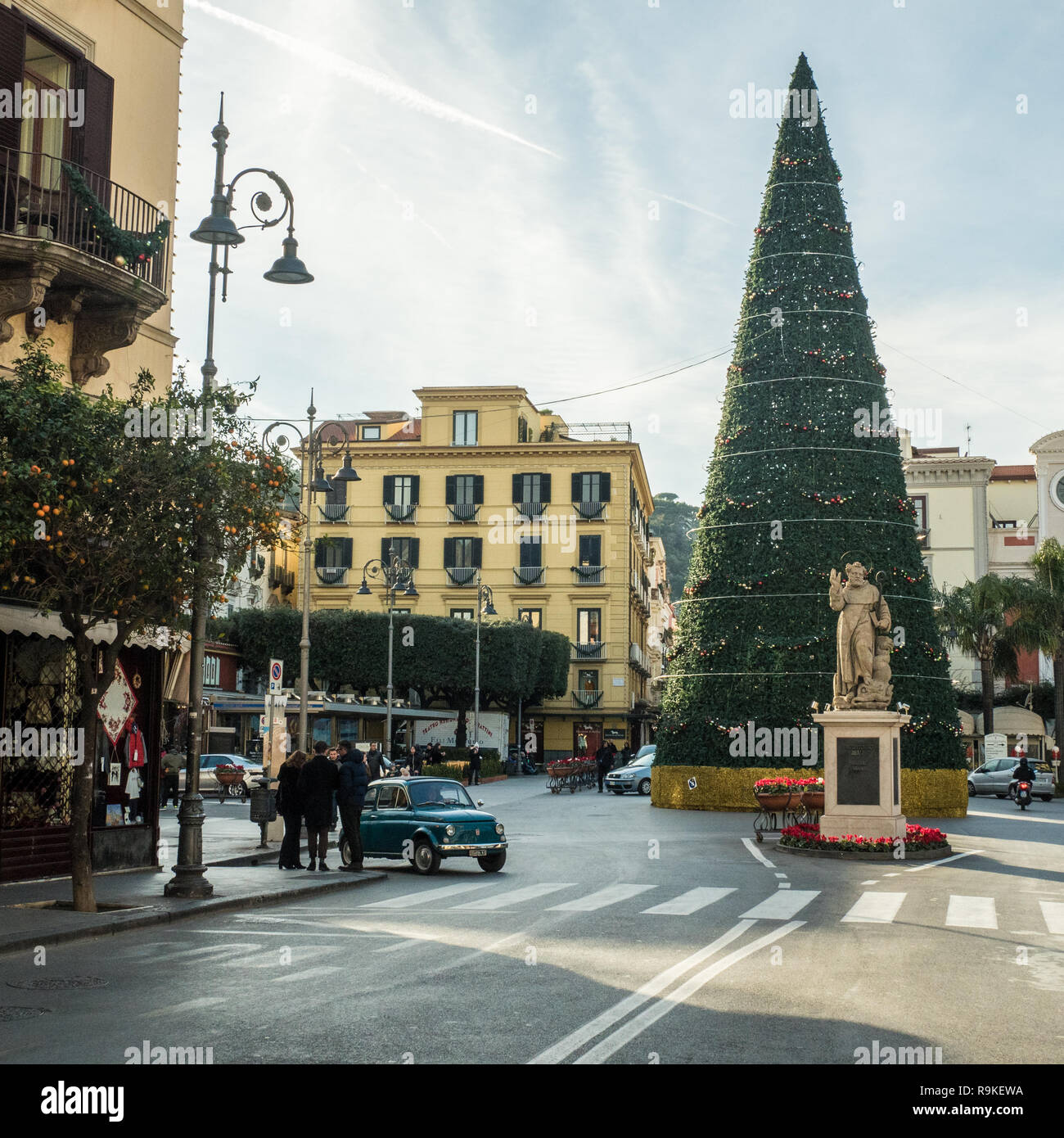 Piazza Tasso et une jolie voiture classique à l'heure de Noël à Sorrente, en Campanie, en Italie Banque D'Images