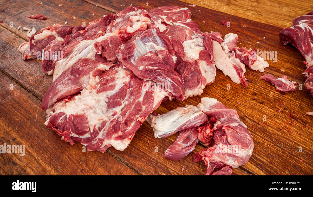La viande de porc fraîche sur une vieille table en bois butchers Banque D'Images