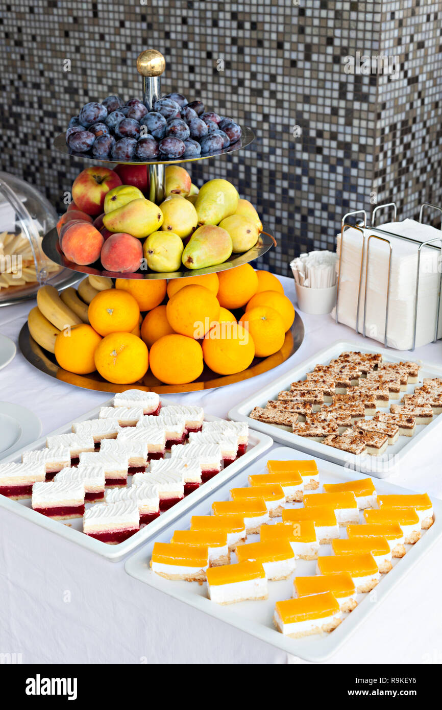 Petits gâteaux au chocolat et vanille layered alignés sur les lignes de l'iin candy buffet avec fruits. Sweet paradise. Banque D'Images