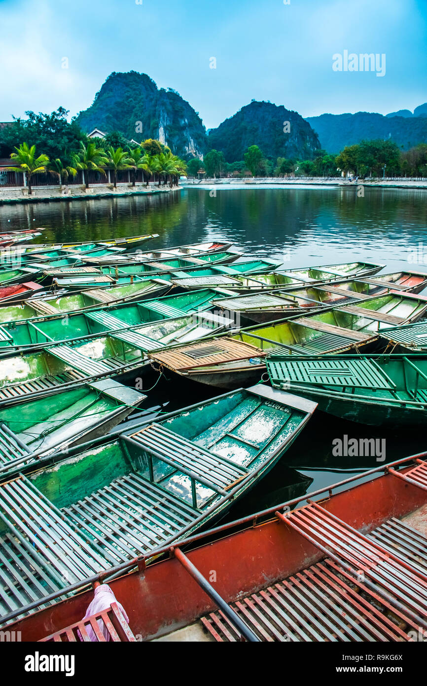 Avec vue incroyable matin bateaux vietnamiens à fleuve, Tam Coc, Ninh Binh au Vietnam travel destinations et paysage Banque D'Images