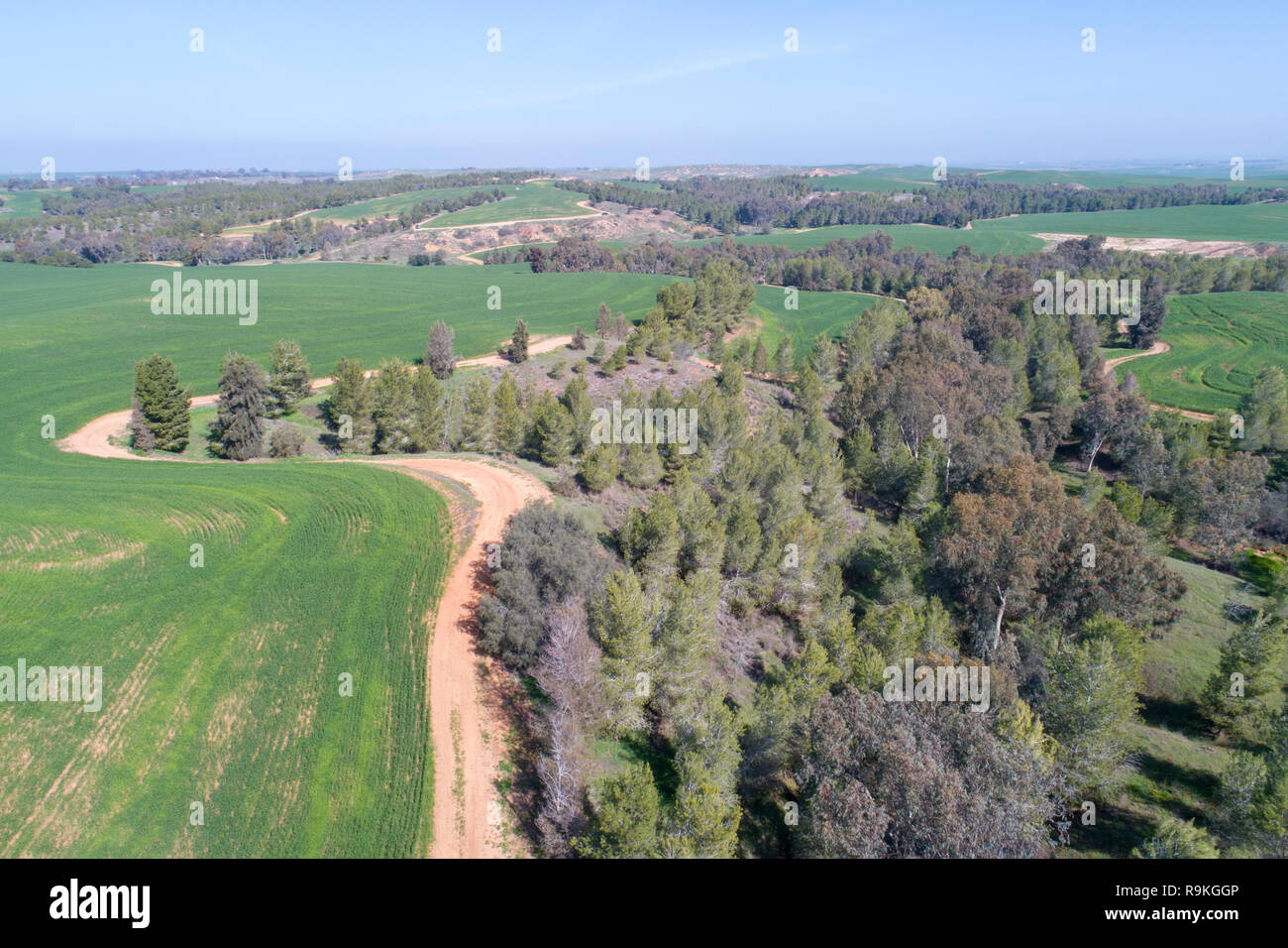 Vue aérienne des terres agricoles et la nature dans le centre d'Israël le long du ruisseau Yarkon. Photographié en hiver en Février Banque D'Images