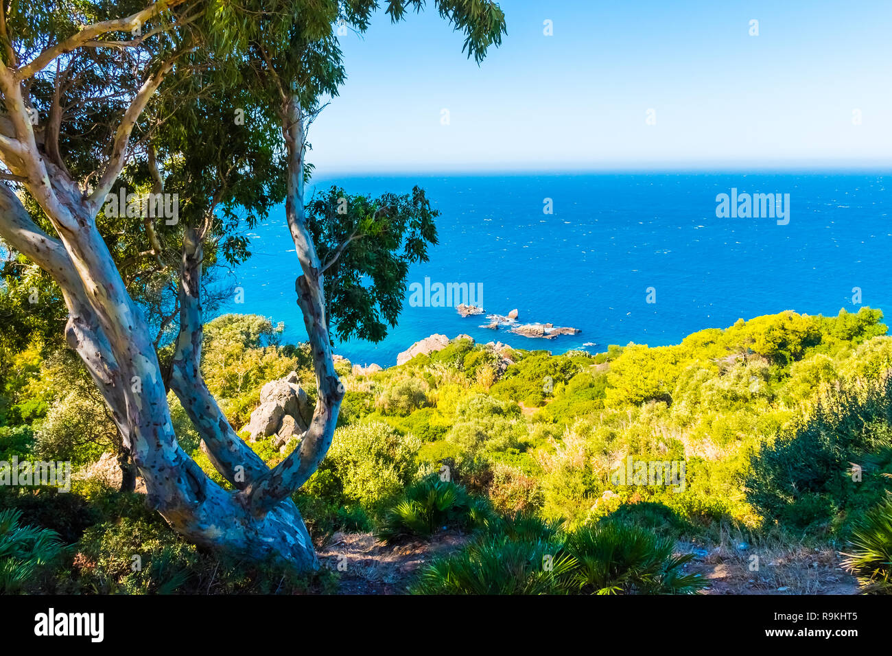 Vue depuis le Cap Spartel, à travers le détroit de Gibraltar avec l'Espagne à distance au Maroc, l'Afrique Banque D'Images