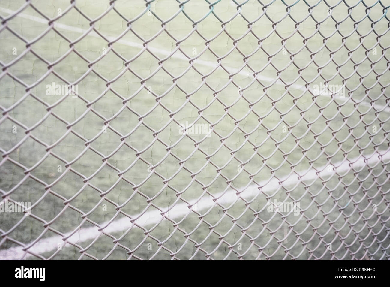 Tennis clôture avec compensation compensation dans le contexte de la cour et de marquage peinture blanche avec texture texture fond sports Banque D'Images
