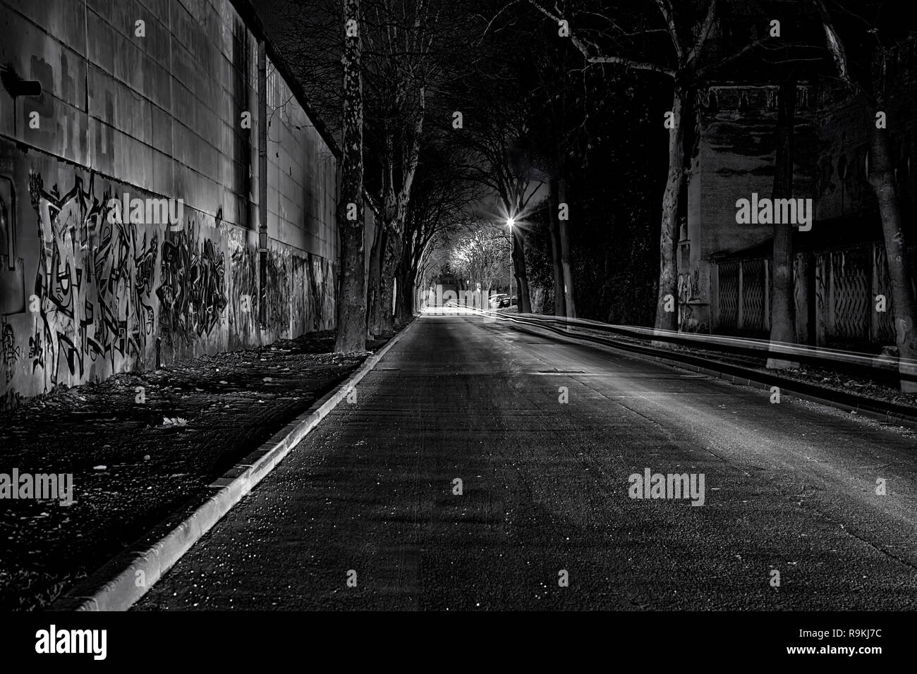 Rue Ville vide et sombre avec location de light trails Banque D'Images