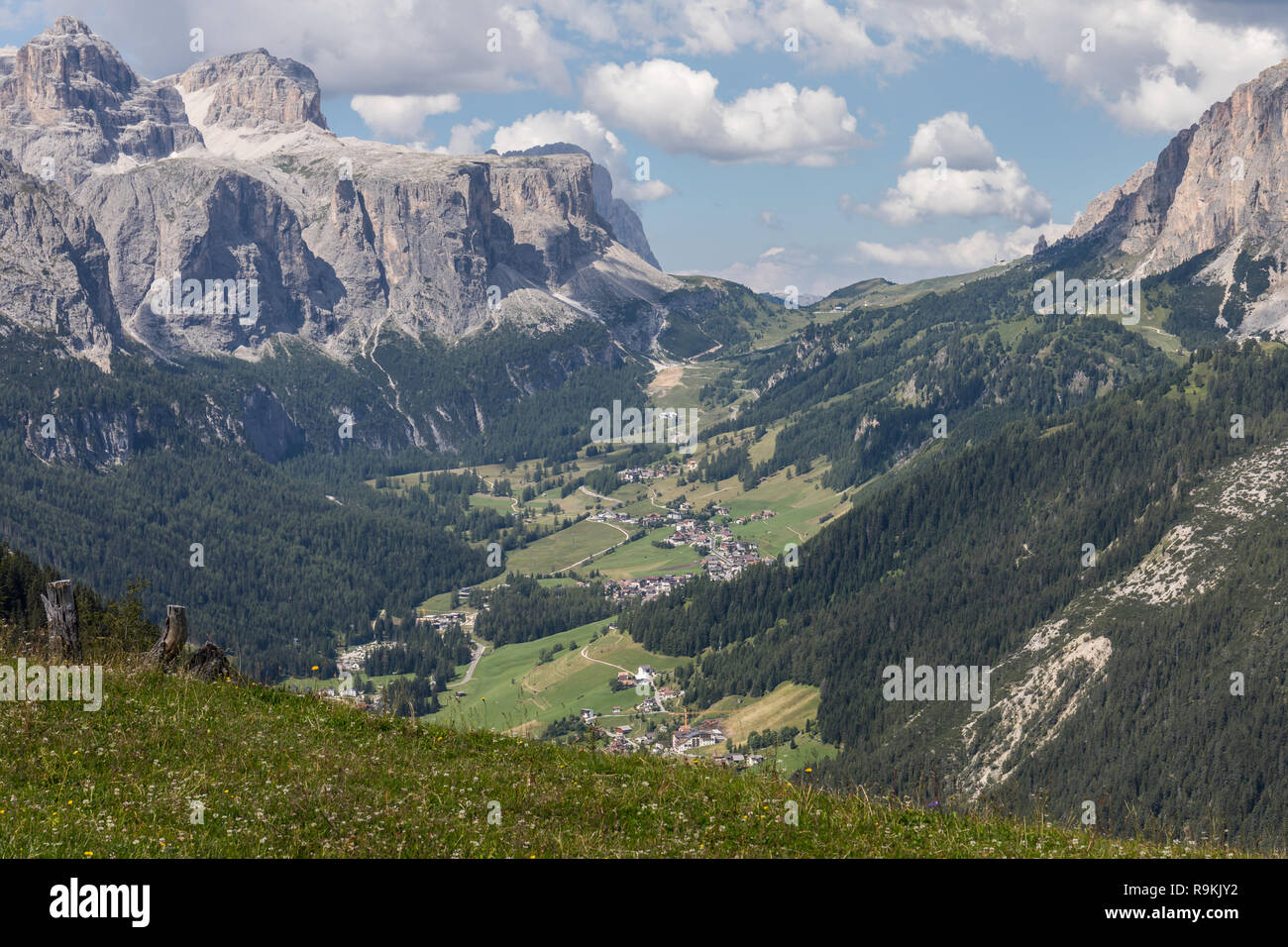 Colfosco village de Val Badia, le Tyrol du Sud, Dolomites, Italie. Vue du Plateau Pralongia. Banque D'Images