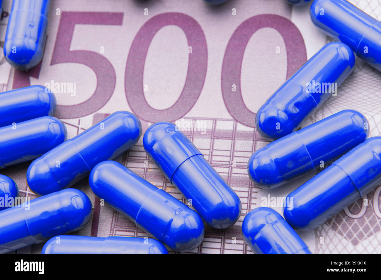 Capsules bleu ticket de 500 euros, concept de santé copay Banque D'Images