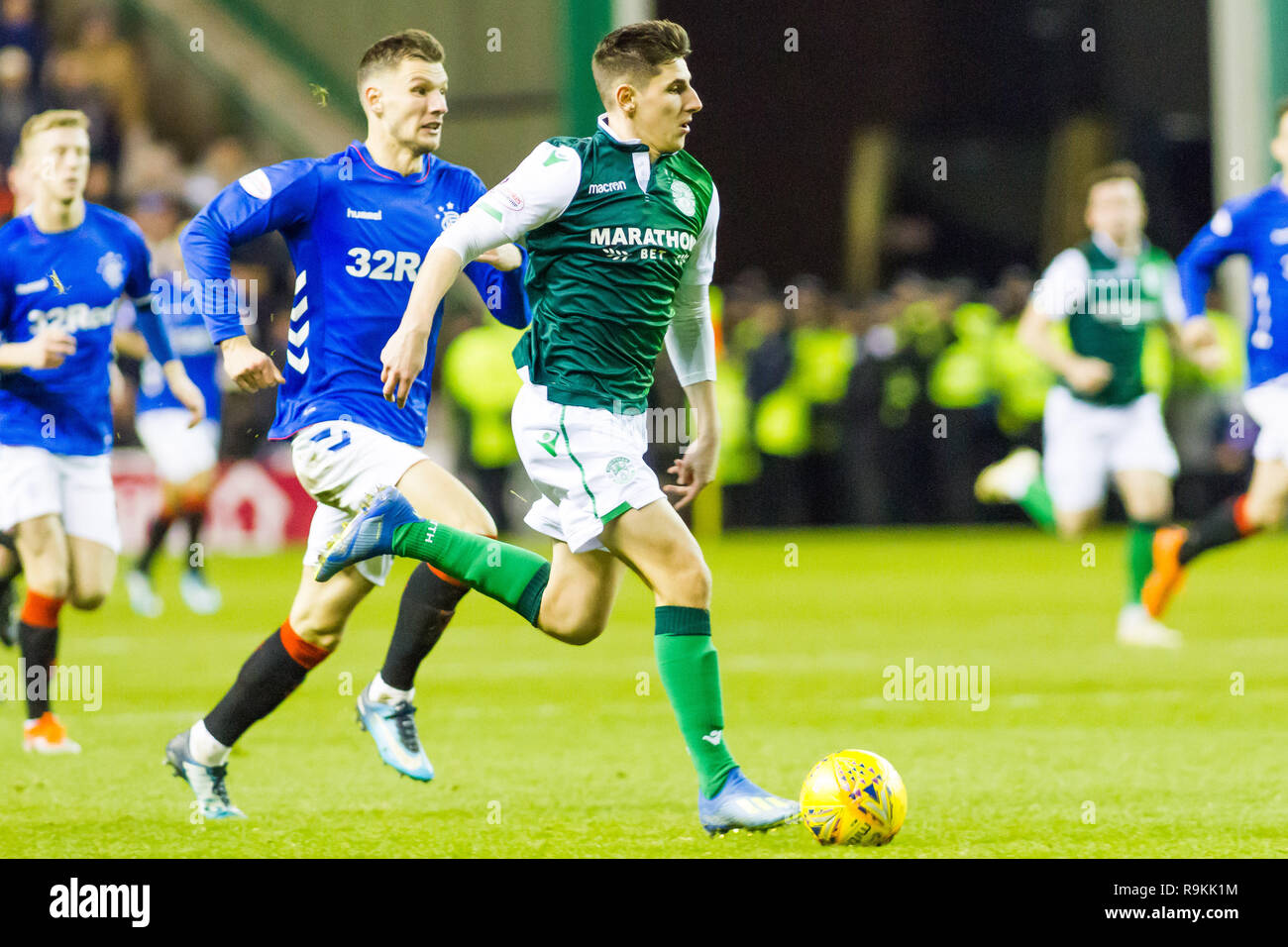 Easter Road, Edinburgh, UK. Dec 19, 2018. Scottish Premiership. Rangers contre Hibs ; joueur Hibs Emerson Hyndman(20) passe devant Rangers player Borna Banque D'Images