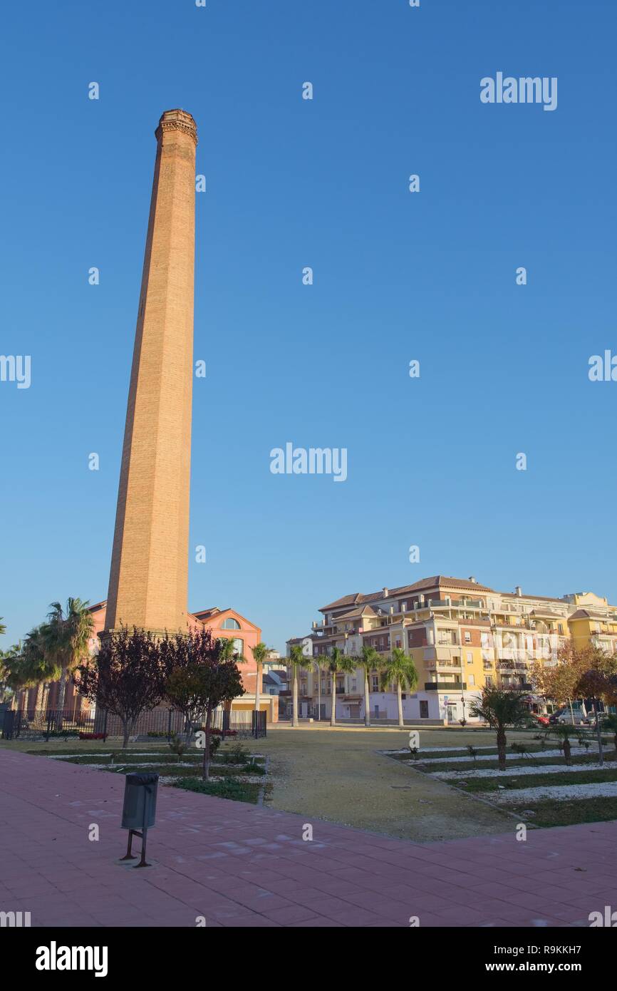 Cheminée de l'ancienne fabrique de sucre (Nuestra Señora del Carmen, antigua azucarera). Torre del Mar, Malaga, Espagne. Banque D'Images