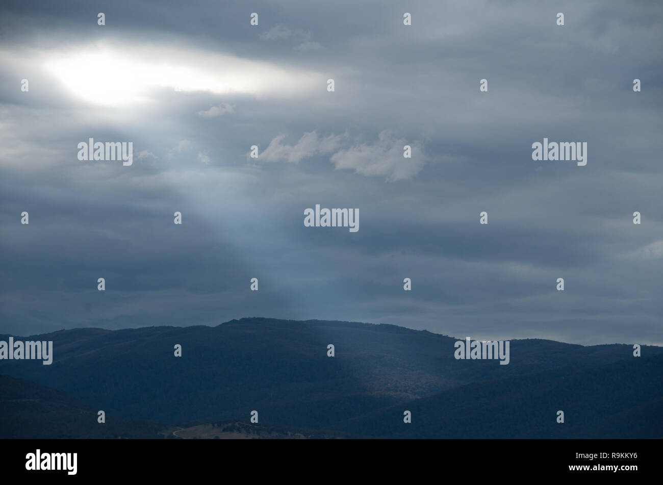 Un rayon de soleil perçant à travers les nuages orageux sur une journée de la montagne Banque D'Images