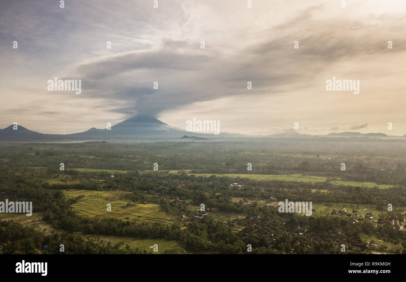 Vue aérienne de l'éruption du volcan Agung Ubud à Bali 2017 Banque D'Images