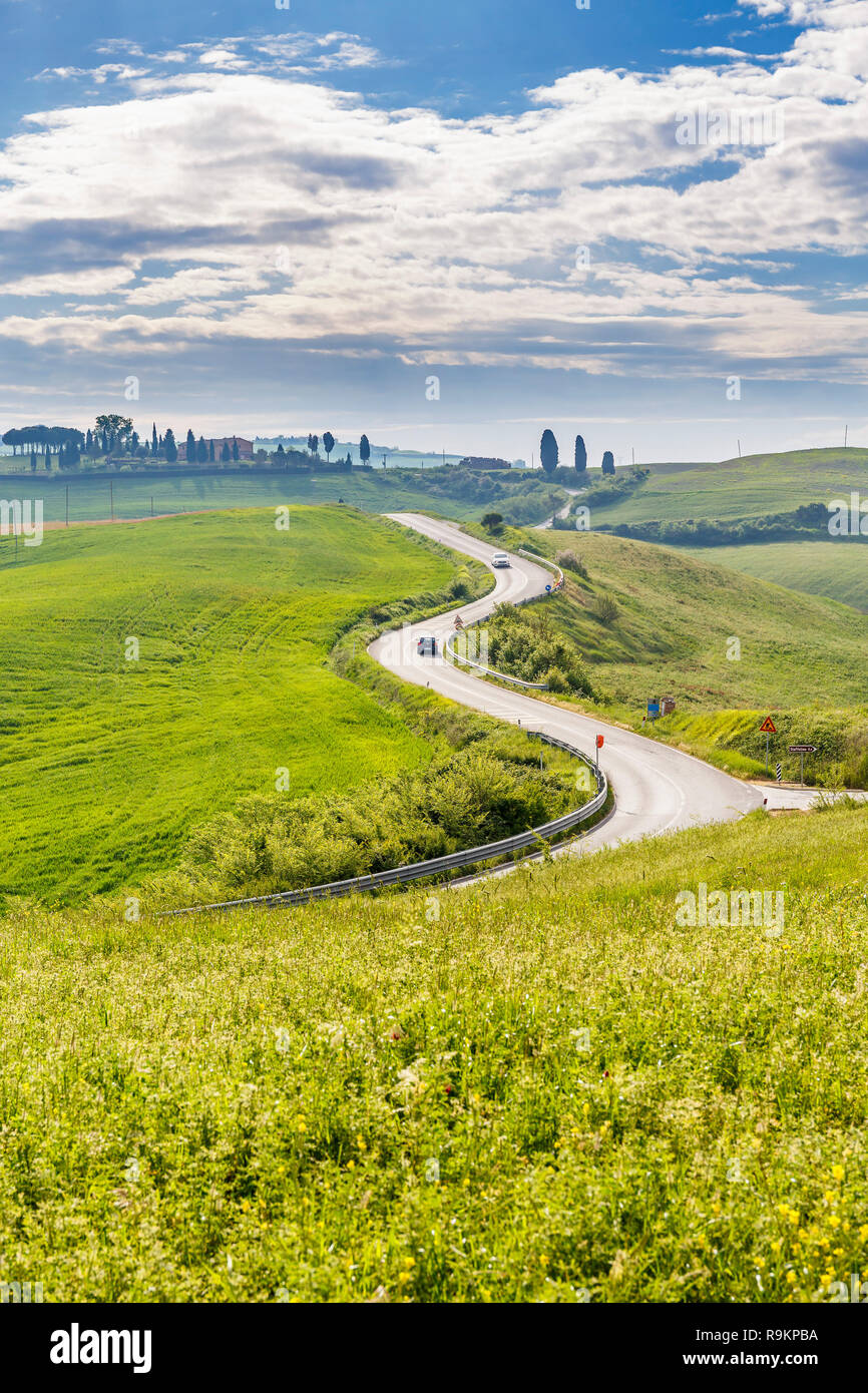 Route de campagne sinueuse en milieu rural paysage italien Banque D'Images
