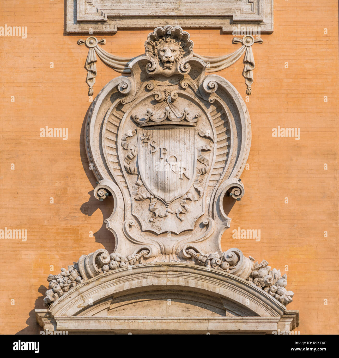 Détail avec le blason de la façade du Palazzo Senatorio dans le Capitole à Rome, Italie. Banque D'Images