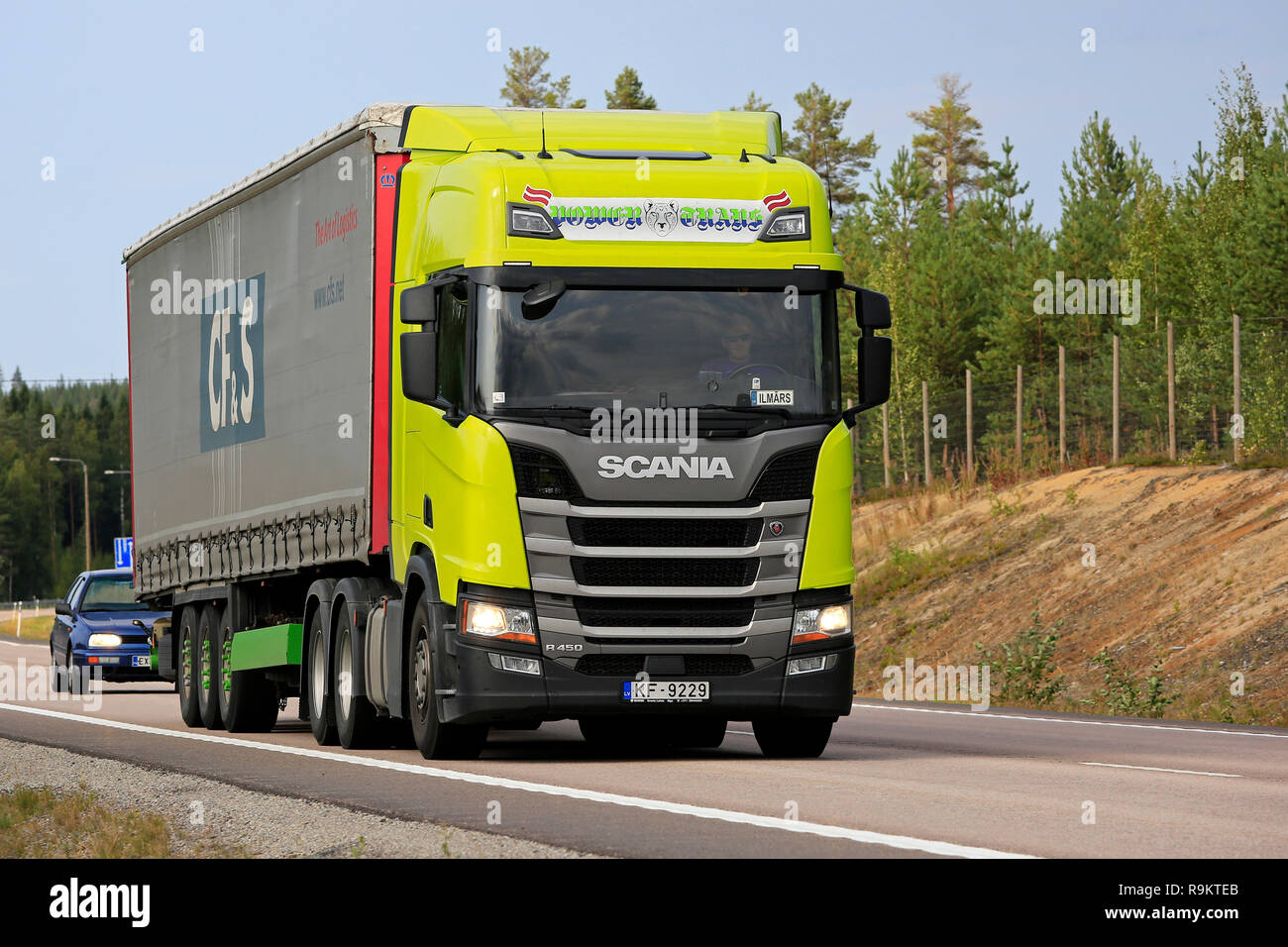 Vaajakoski, Finlande - le 24 août 2018 : nouvelle génération de camion Scania R450 de pouvoir Trans remorque curtainsider tire le long de la route 4 à l'été. Banque D'Images
