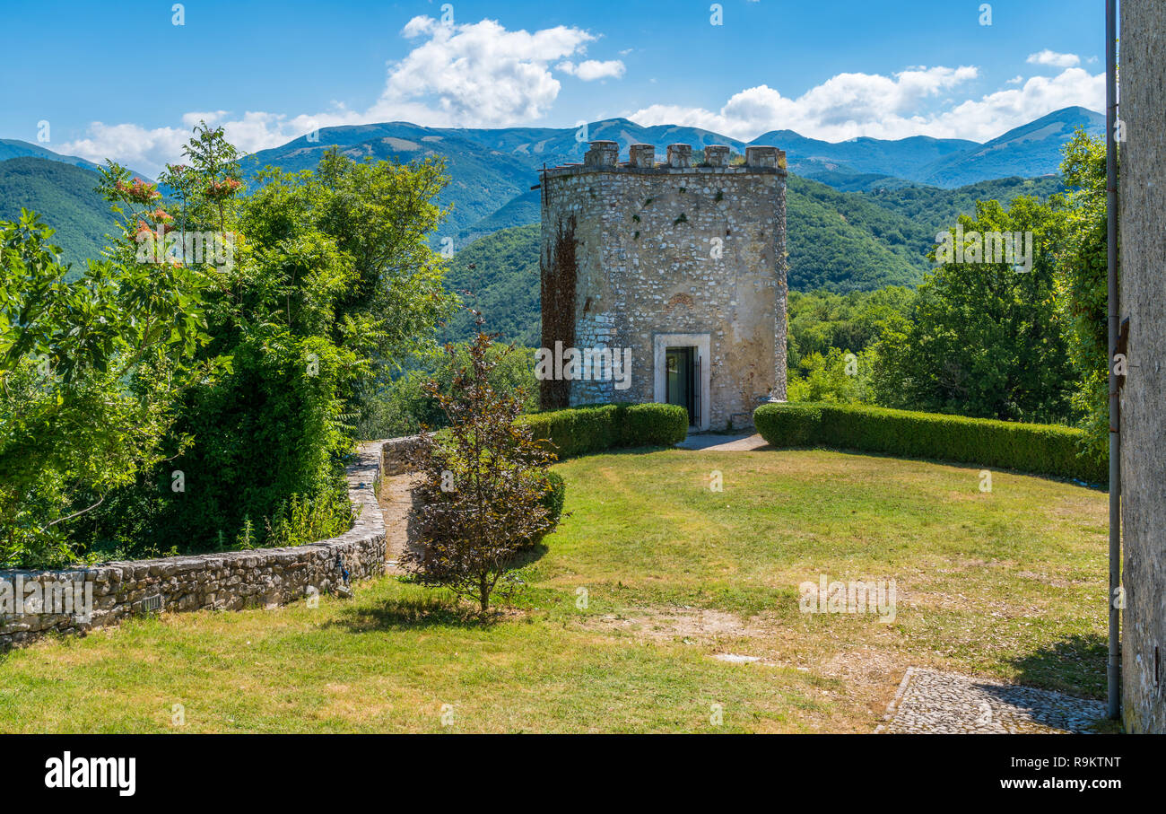 Vue panoramique de Labro, ancien village de la province de Rieti, Latium, Italie. Banque D'Images