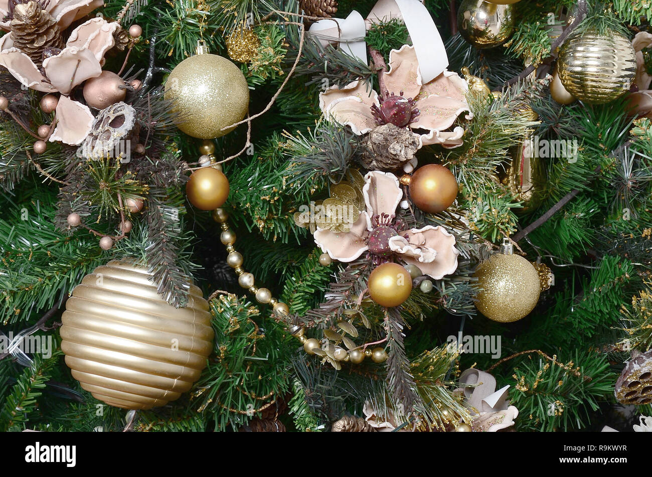 Decorating Christmas Tree close up. Lampe de décoration, vert sapin, golden x-mas des jouets et des lumières. Utiliser pour Noël et le Nouvel an fête background Banque D'Images