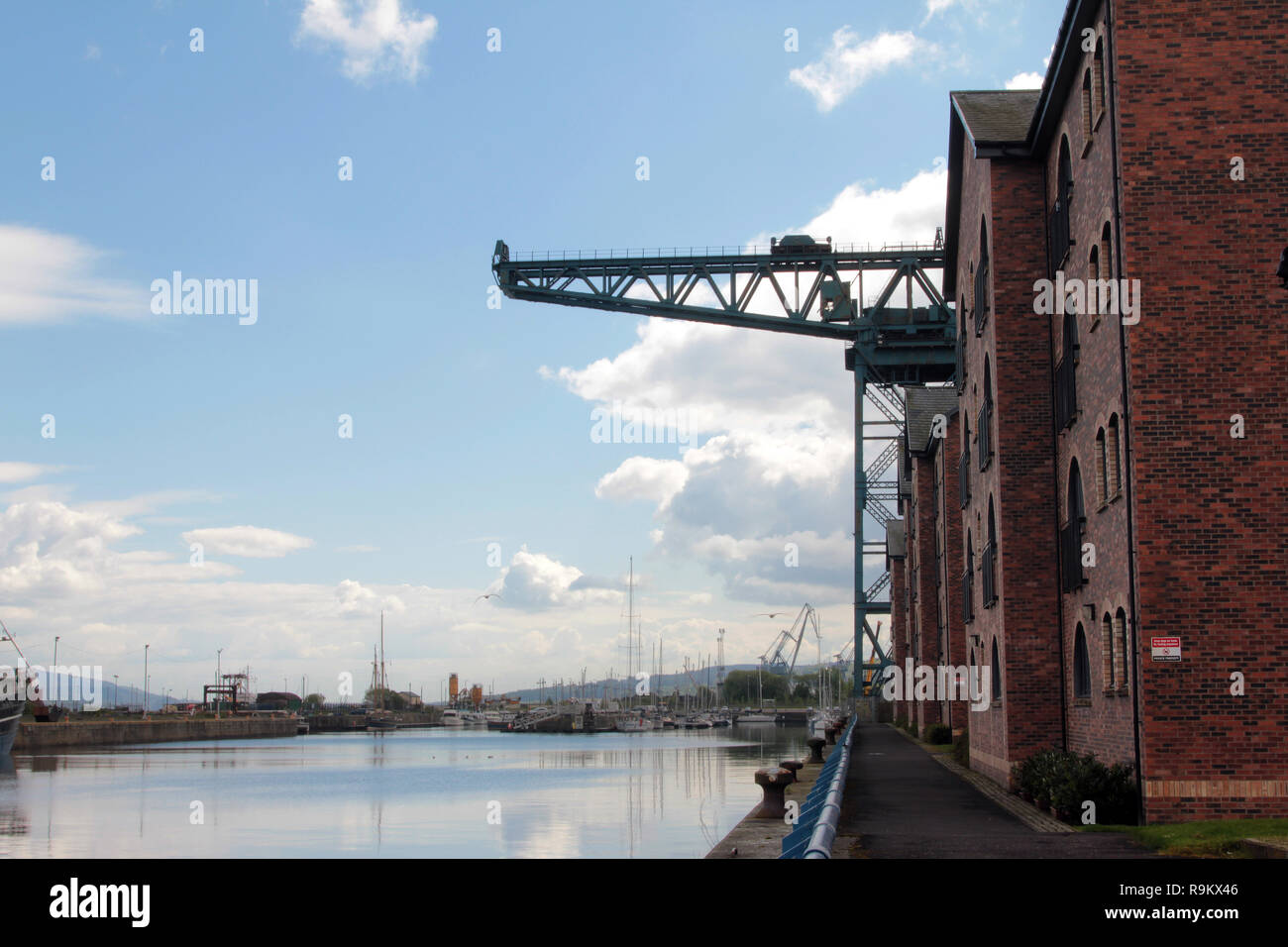 Une énorme grue en porte-à-faux se tient sur le James Watt dock dans le Firth of Clyde ville de Greenock, en Écosse. Alan Wylie/Alamy © Banque D'Images