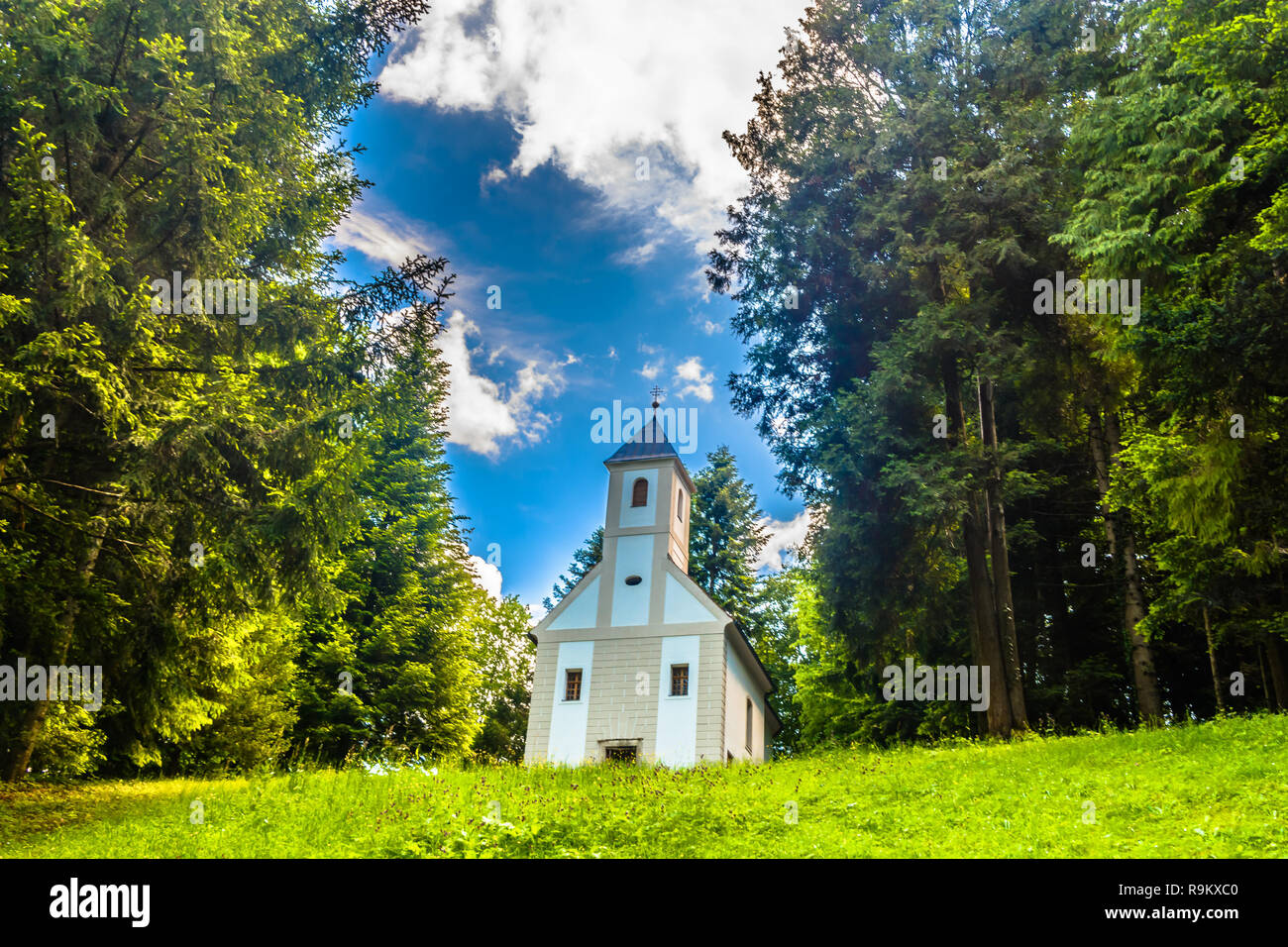 Vue panoramique à petite chapelle pittoresque sur la colline parlementaire à Trakoscan, Croatie. Banque D'Images
