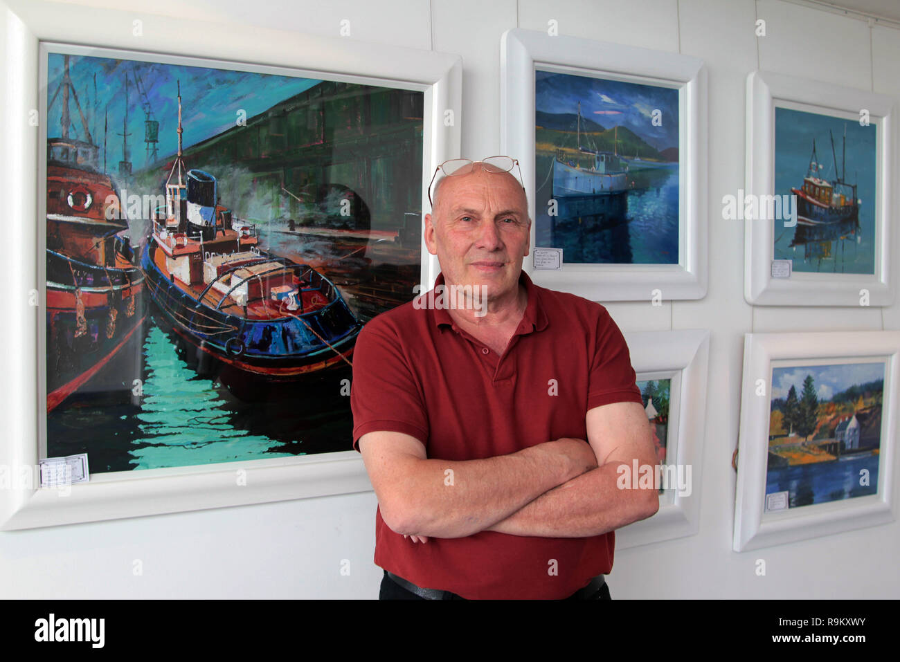 Jim Owens est un artiste né Greenock qui s'inspire de la construction navale, les navires et les chantiers navals de la Clyde. On le voit ici avec quelques exemples de son travail lors d'une exposition à l'Arts Centre, en 2014, dans la ville de Greenock sur le Firth of Clyde, en Écosse. Alan Wylie/Alamy © Banque D'Images