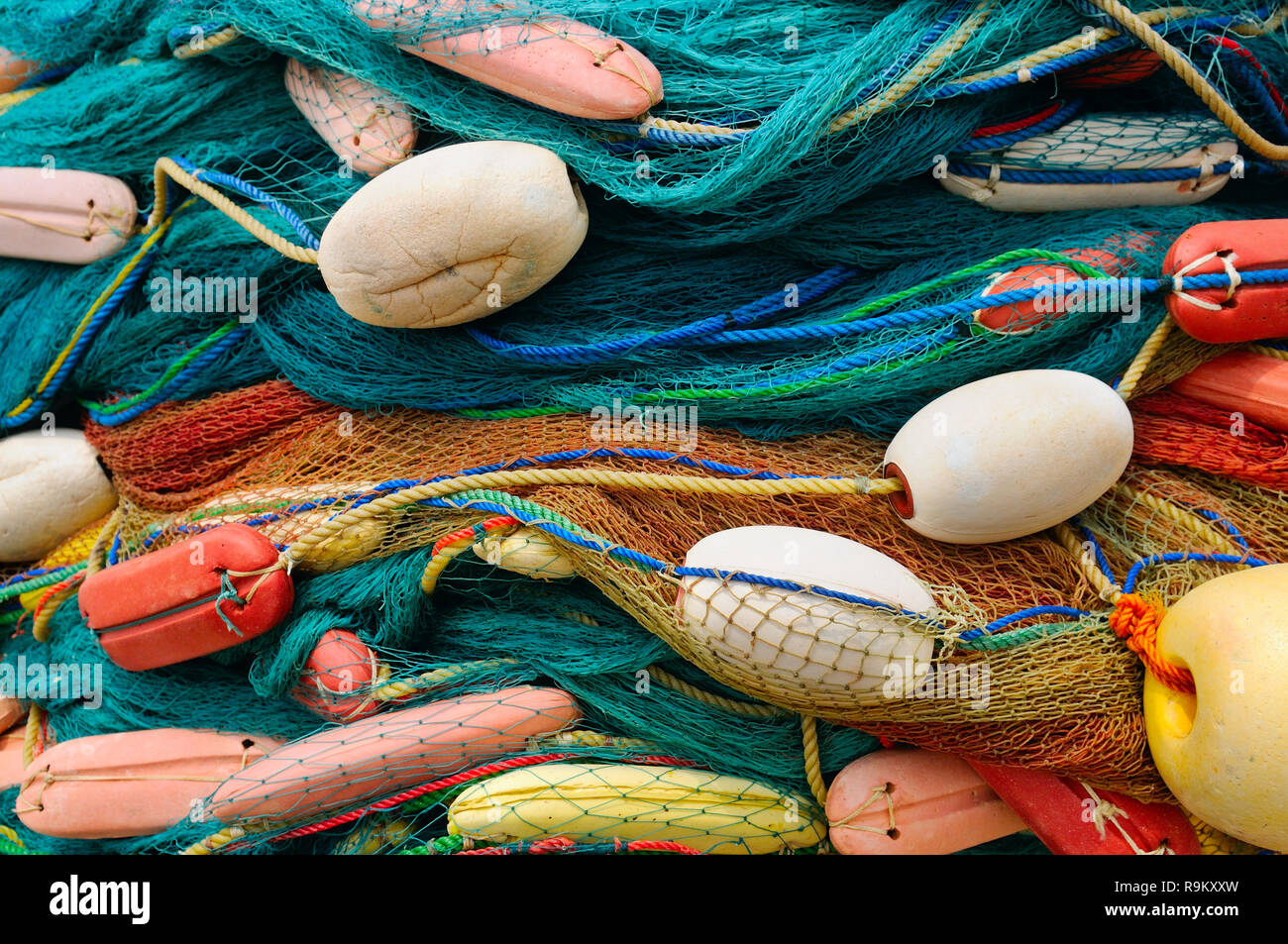 Arrière-plan de flotteurs et filets de pêche colorés Banque D'Images