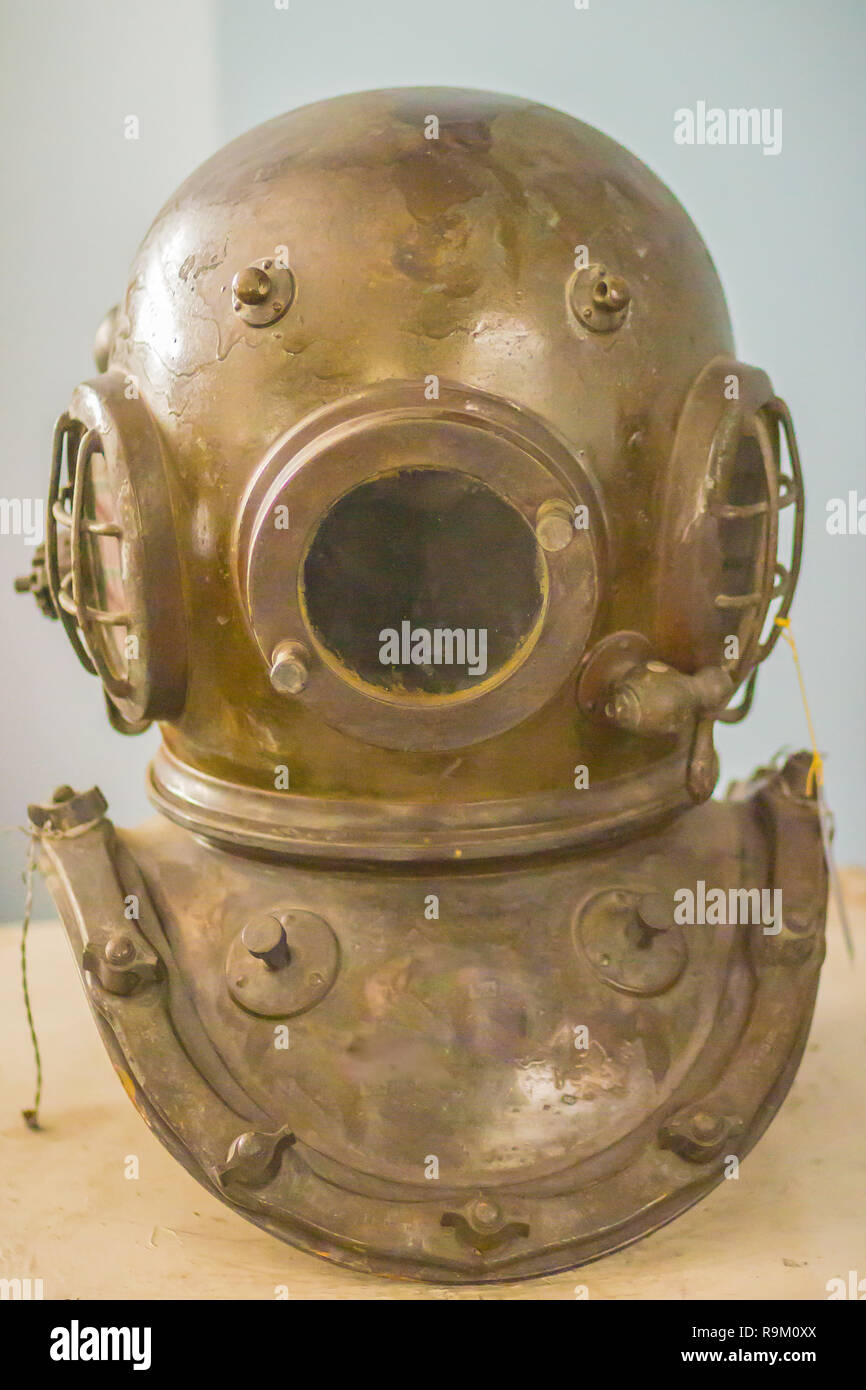 Metal Antique casque de plongée sous-marine, plongée avec équipement lourd d'air. Vintage ancien casque de plongée en laiton et acier pour la plongée sous-marine. Banque D'Images