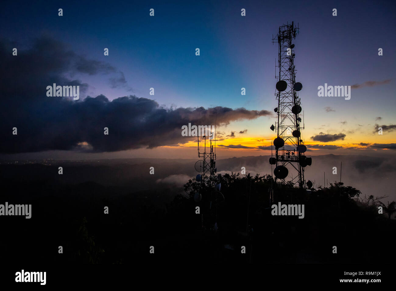 Tour de transmission des télécommunications à l'aube sur top mountain Banque D'Images