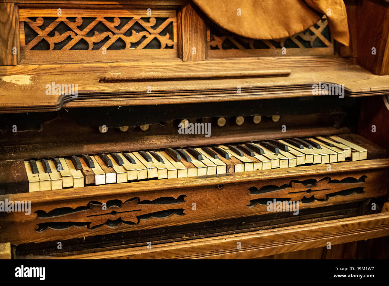 Old vintage broken piano avec touches manquantes retro Banque D'Images