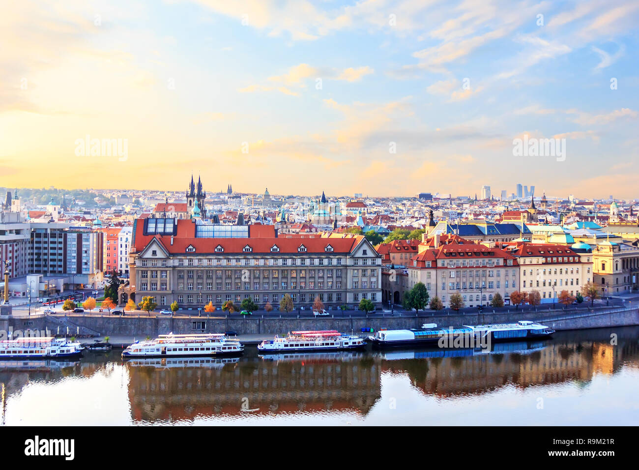 Vieille ville, l'Université Charles de Prague et la rivière Vltava aerial Banque D'Images