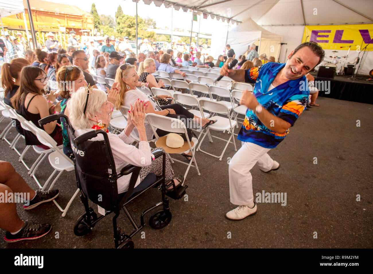 L'exécution de rock 'n' roll classiques, un chanteur enthousiaste charms jeunes et vieux membres de l'assistance à un festival à Fullerton, CA. Banque D'Images