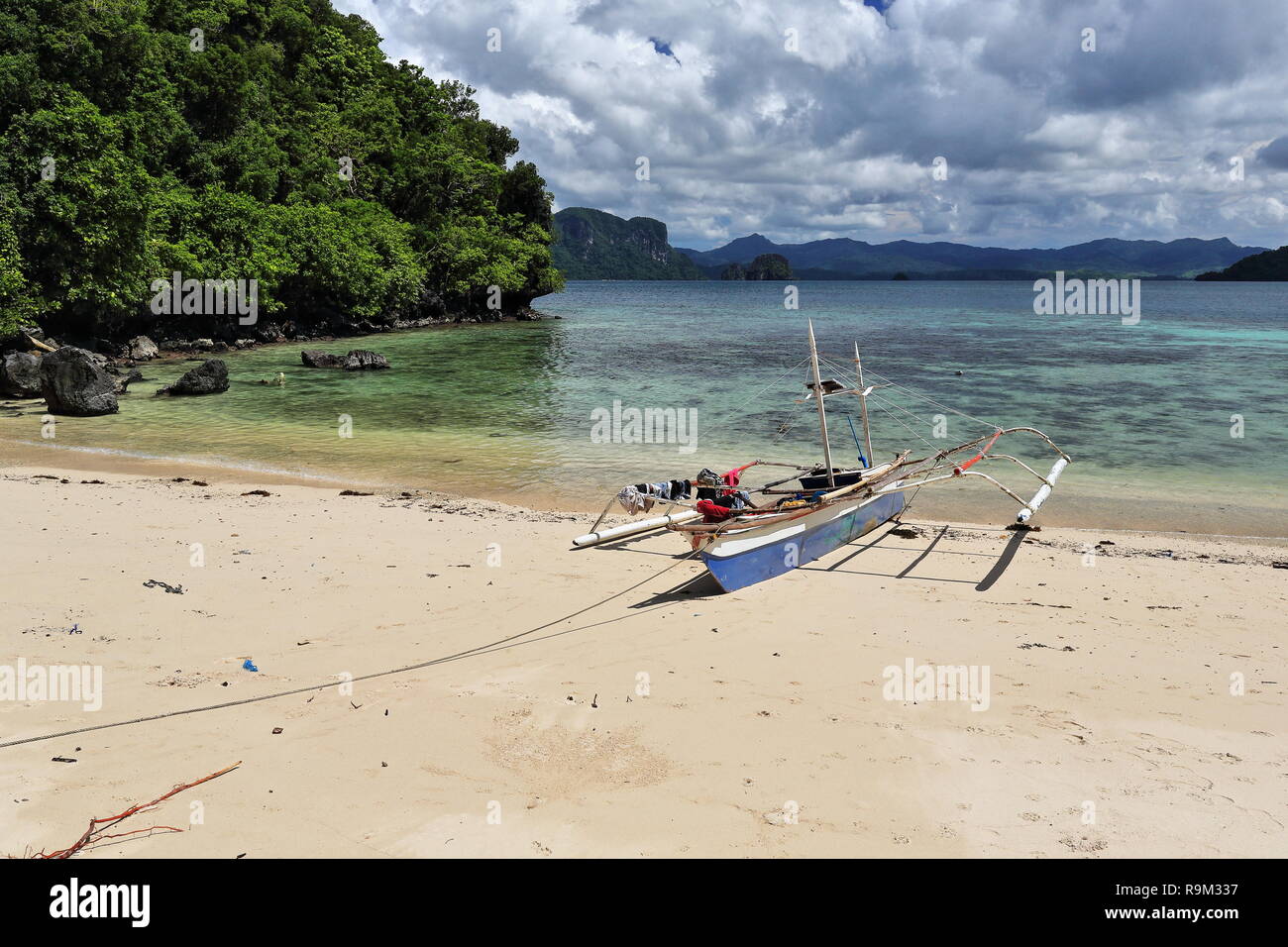 E-wards vue depuis Cudugnon Point Cave beach plus vieux échoués sur bangka Philippine-bateau d'excursion pour l'île en île à travers la baie de Bacuit à Palawan mainland et la Banque D'Images