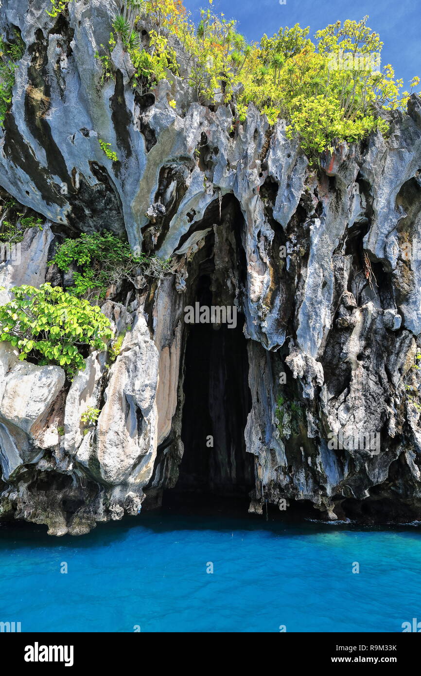 L'eau bleue à l'embouchure de la cathédrale de l'île de Pinasil-Grotte d'accès qu'à canot et kayak-éclairé de l'intérieur certains moments de la journée par le biais d'un soleil Banque D'Images