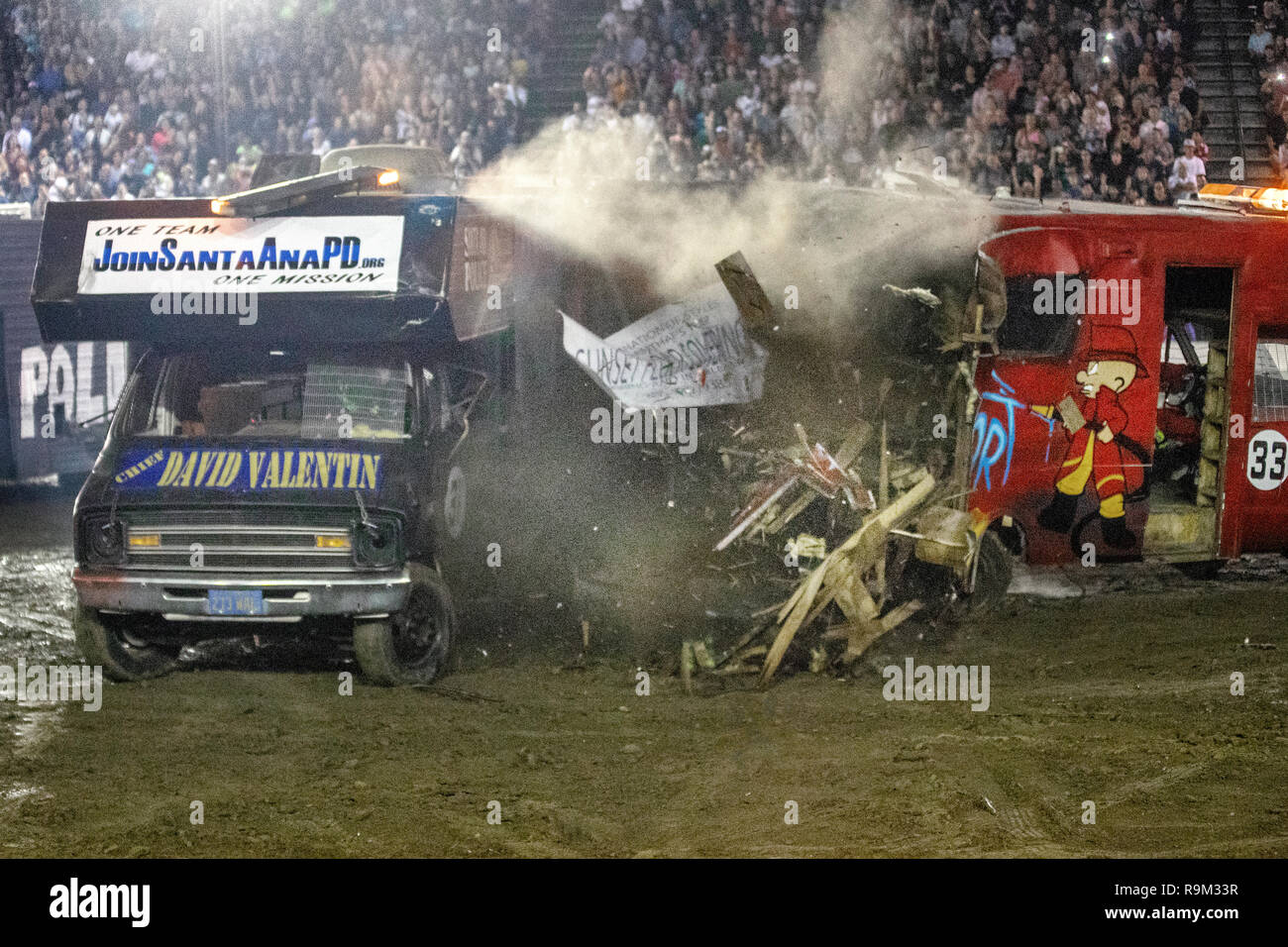 Motor homes blocage dans un démo de nuit un derby à Costa Mesa, CA, le stade d'un grand auditoire. Banque D'Images