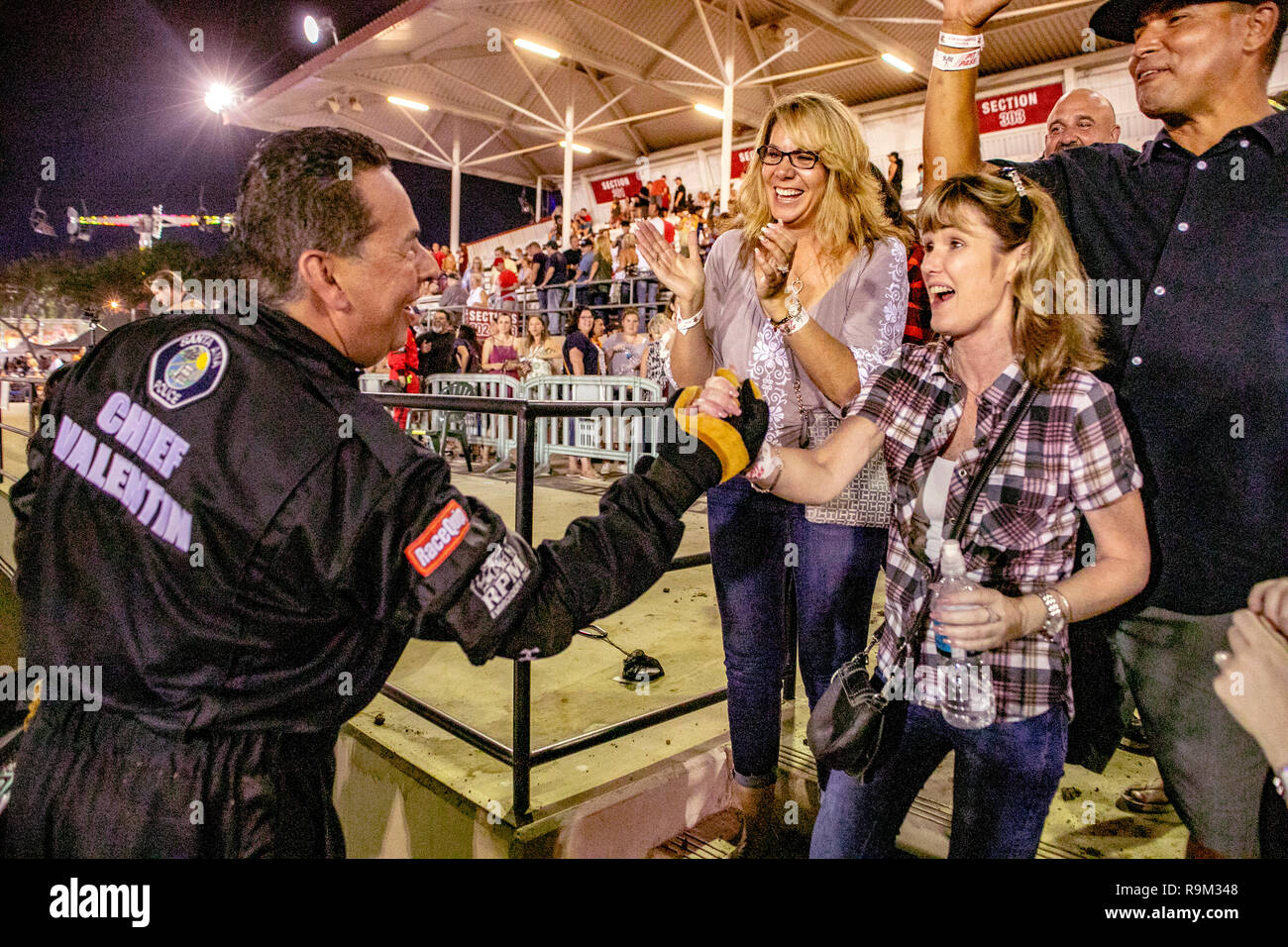 Les membres de l'Assemblée félicite le chef de la police gagnant d'une nuit à un derby démo Costa Mesa, CA, stadium Banque D'Images