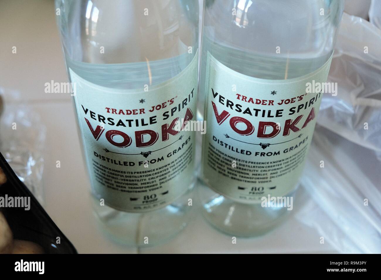 Deux bouteilles de Trader Joe's esprit polyvalent de la Vodka Photo Stock -  Alamy