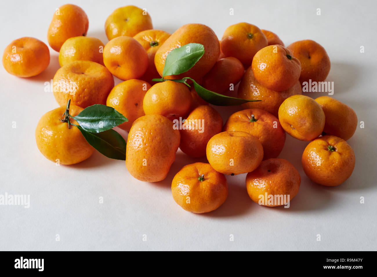 Nature morte de fruits, composition de mandarines couché sur un fond blanc Banque D'Images