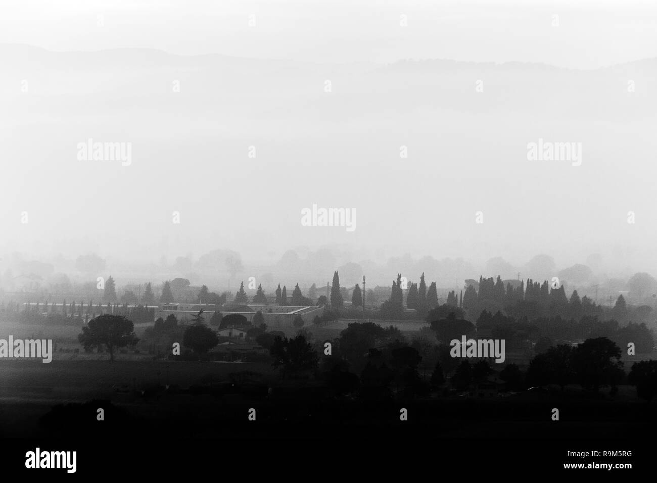 Vue de la vallée de Moody Ombrie (Italie) au milieu de la brume d'automne Banque D'Images
