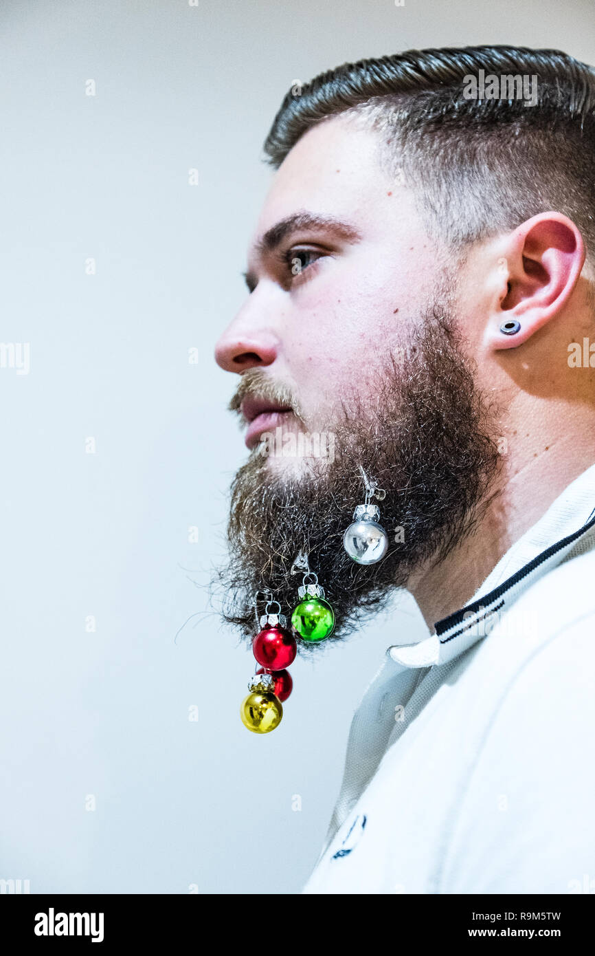 Jeune Mâle Avec De Petites Boules De Noël Attaché à Sa Barbe
