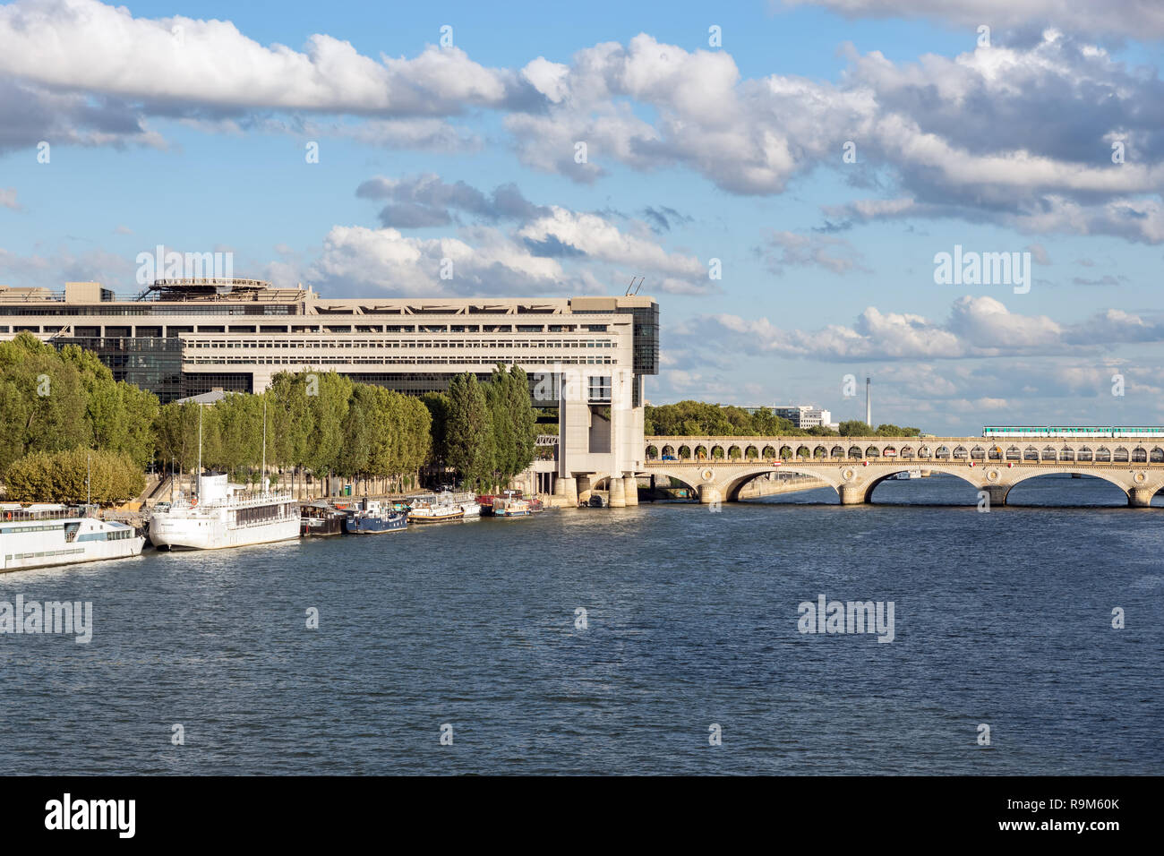 Le trafic métro et Ministère de l'Economie et des finances - Paris Banque D'Images