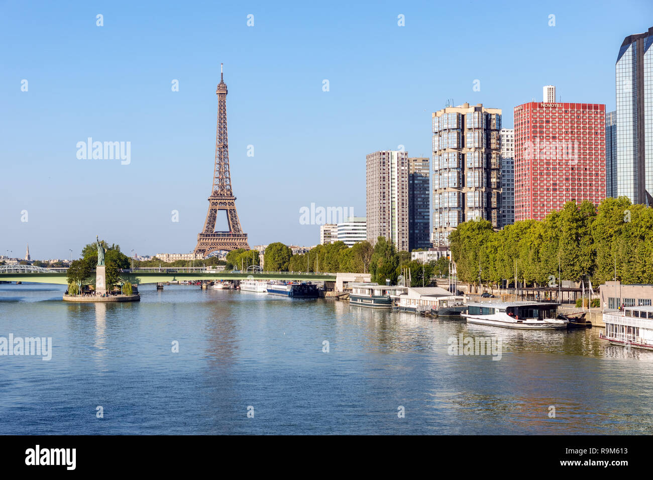 Front de Seine et de la tour eiffel - Paris, France Banque D'Images