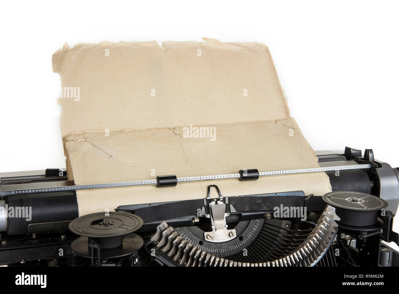 Vieille machine à écrire avec du papier jaune blanc Banque D'Images