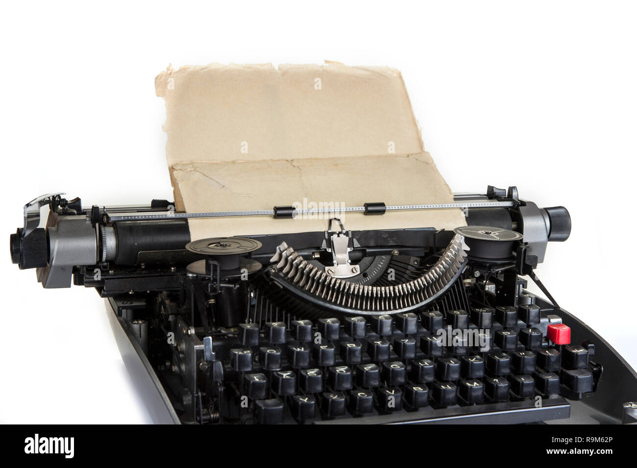 Vieille machine à écrire avec du papier jaune blanc Banque D'Images