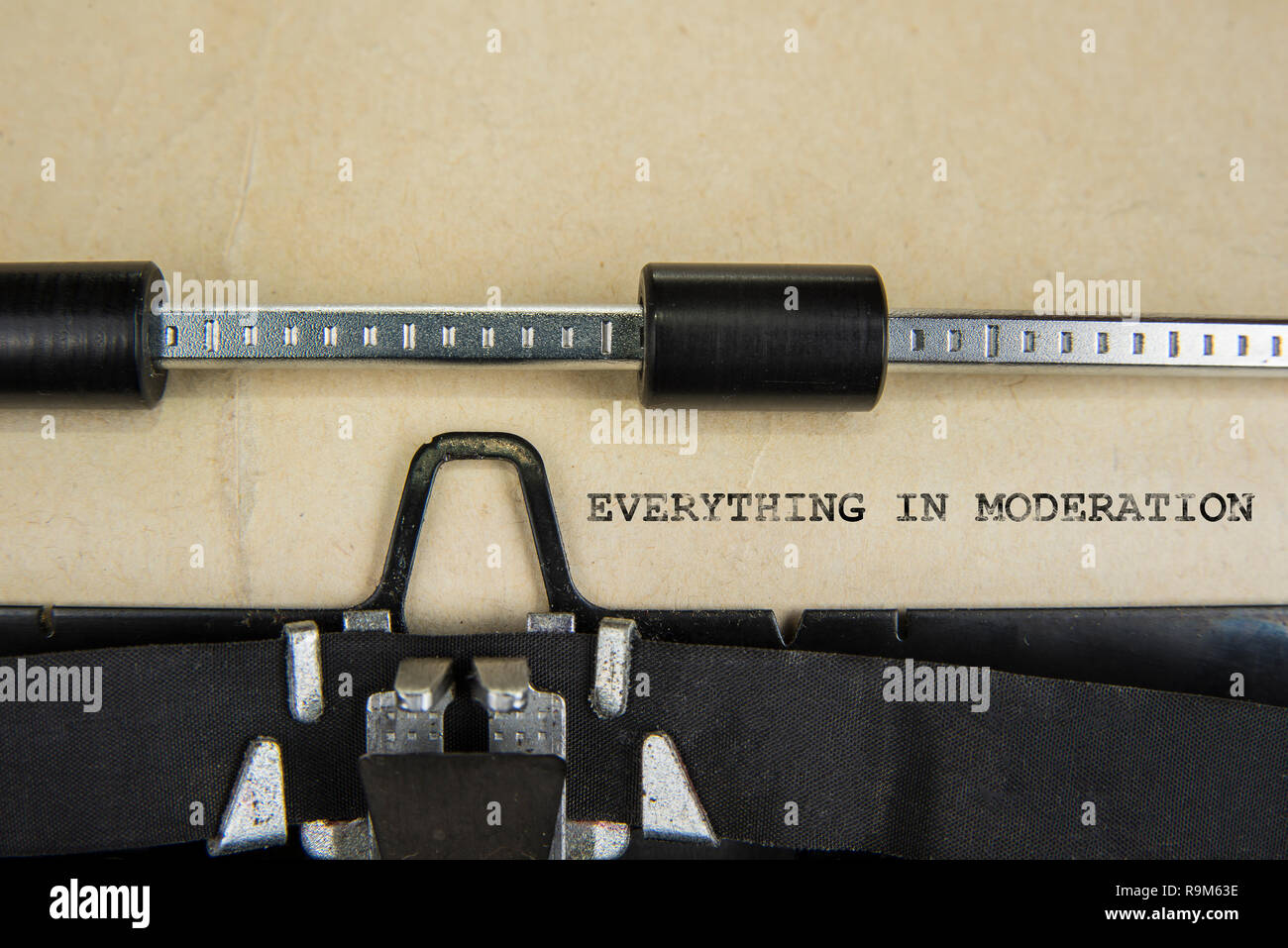 Signe de motivation tout dans la modération écrit sur vieille machine à écrire Banque D'Images
