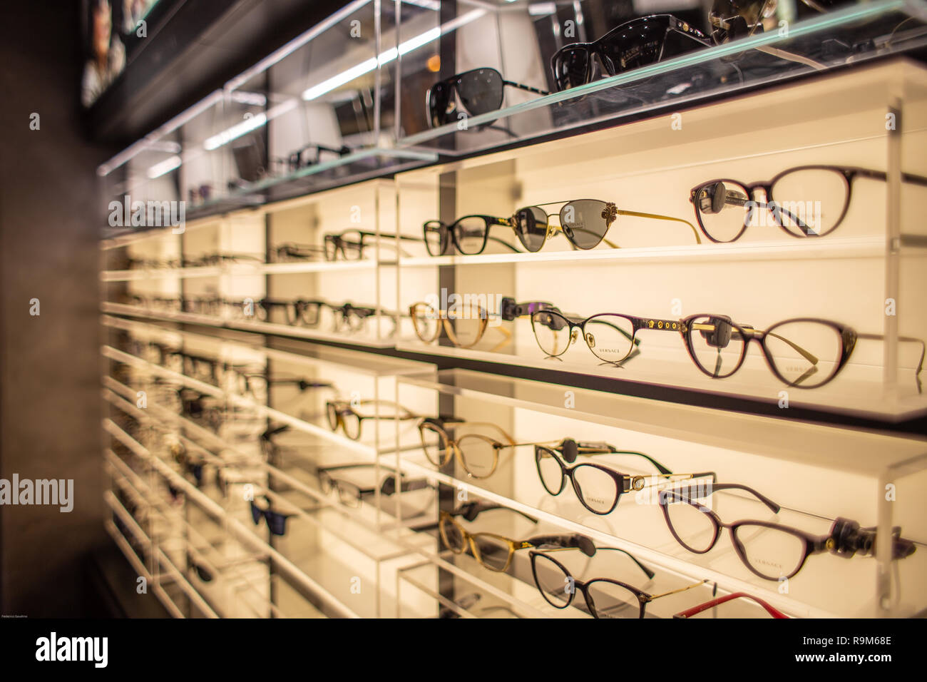 Présentoir de lunettes lunettes de luxe à Cagliari, Sardaigne le Novembre  2018 Photo Stock - Alamy