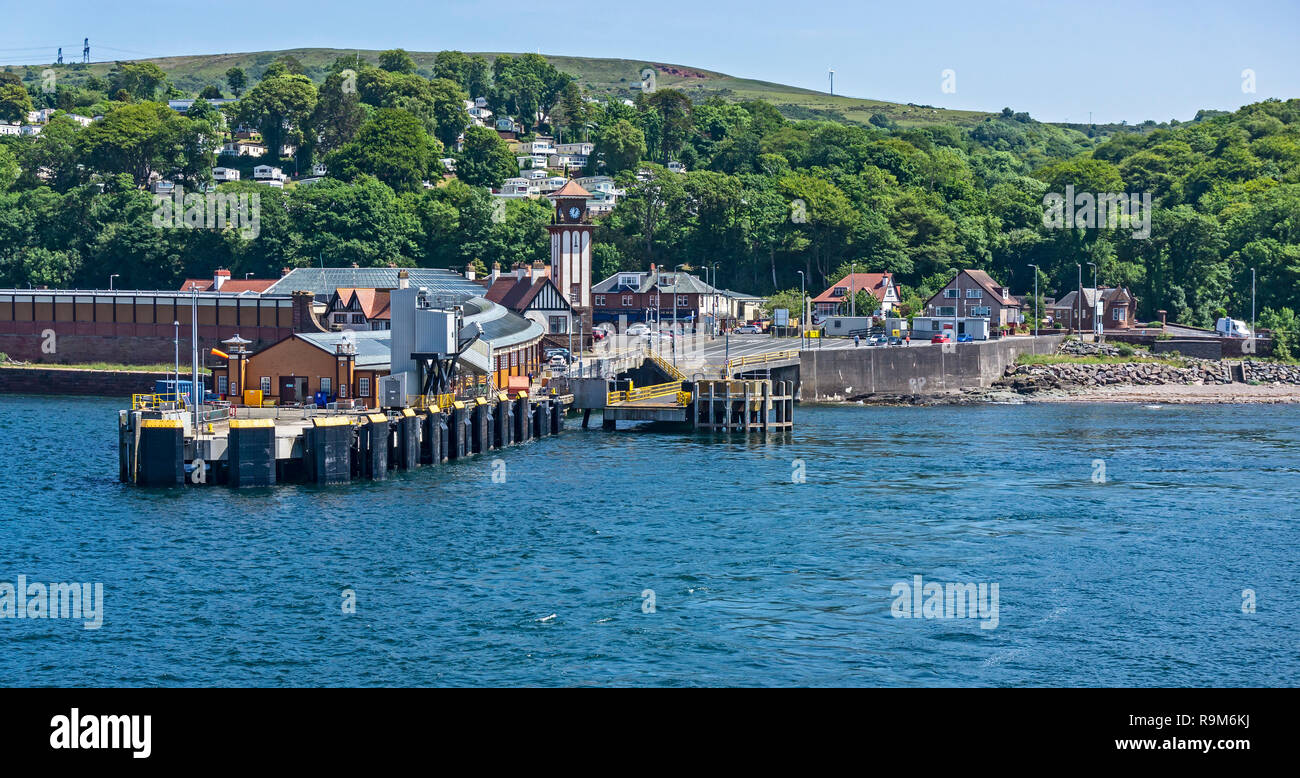 Wemyss Bay Anzonico Ecosse avec Caledonian MacBrayne ferries pour pier à Rothesay sur l'île de Bute et Scotrail gare derrière gauche. Banque D'Images