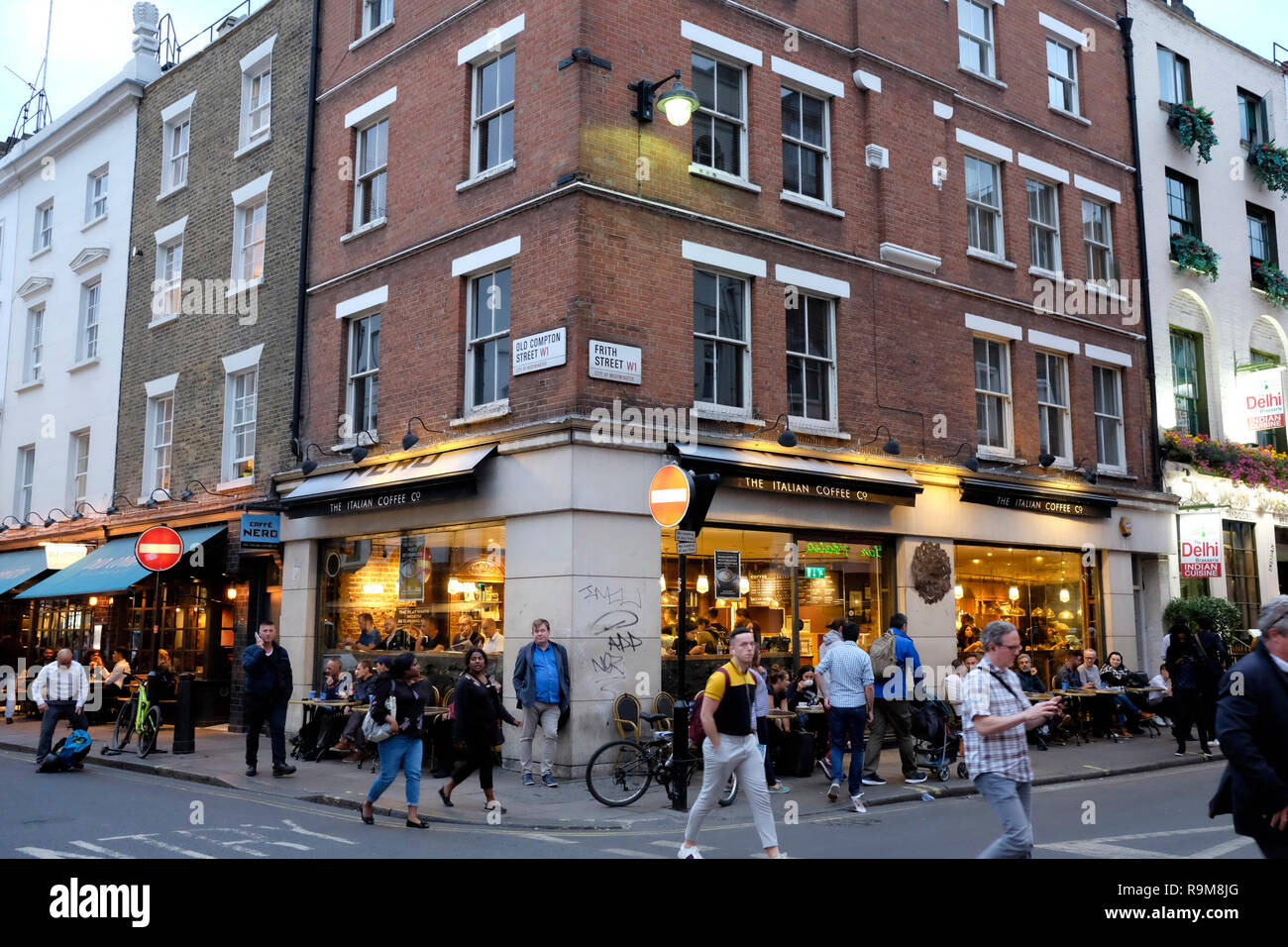 Une vie de Old Compton et Frith rues de Soho, Central London Banque D'Images