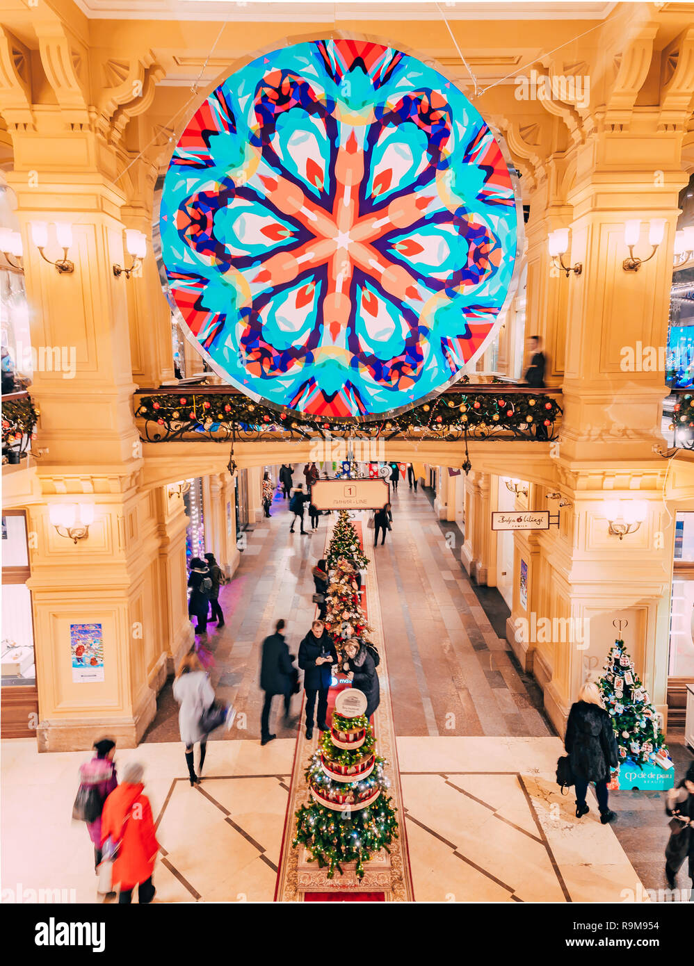 Moscou, Russie - le 19 décembre 2018 insolite : arbres de Noël juste sous la forme de femme soviétique vendeur de Deli numéro 1 dans le magasin principal de la gomme à Moscou Banque D'Images