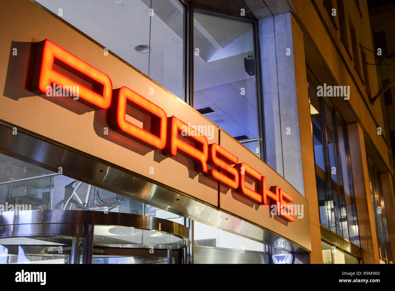 Le Centre Porsche de Mayfair, Berkeley Square, Mayfair, London, W1, UK Banque D'Images
