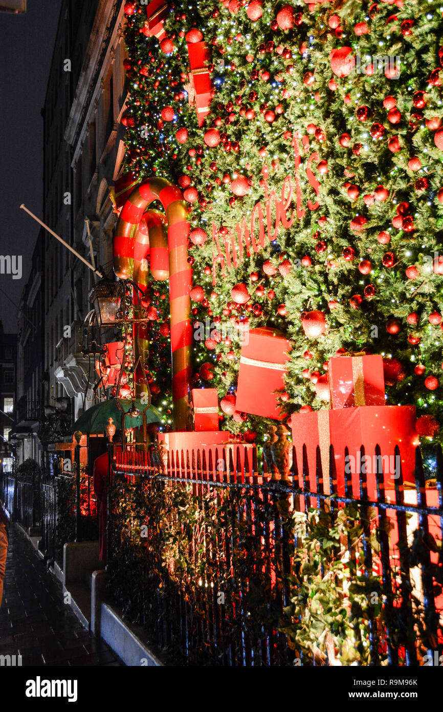 Décorations de Noël de fête à l'extérieur de l'Annabel - un club privé à Mayfair, Londres, UK Banque D'Images