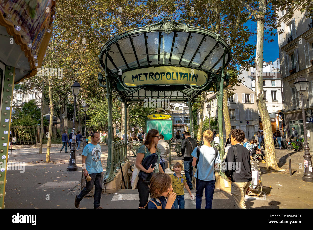 Station de métro Abbesses à Montmartre, Paris, l'entrée couverte de verre de la station a été conçue par Hector Guimard, Paris, France Banque D'Images