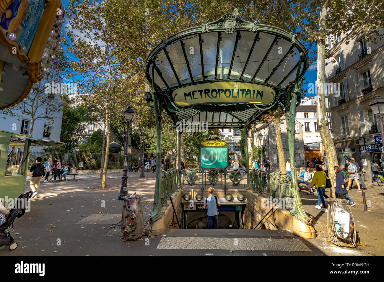 Station de métro Abbesses à Montmartre, Paris, l'entrée couverte de verre de la station a été conçue par Hector Guimard, Paris, France Banque D'Images