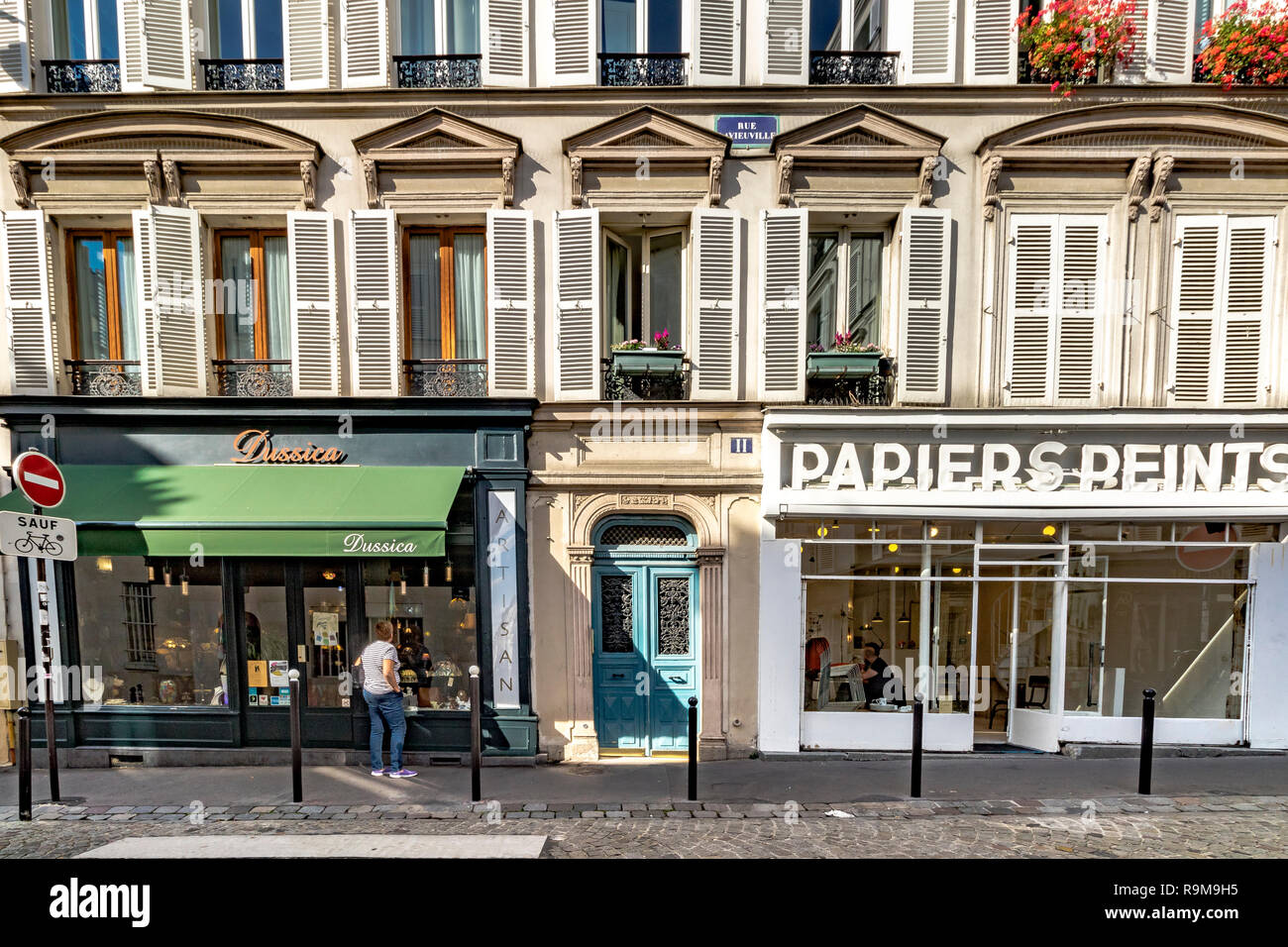 Boutiques et boutiques le long de la rue la Vieuville , une rue pavée de Montmartre, Paris, France Banque D'Images